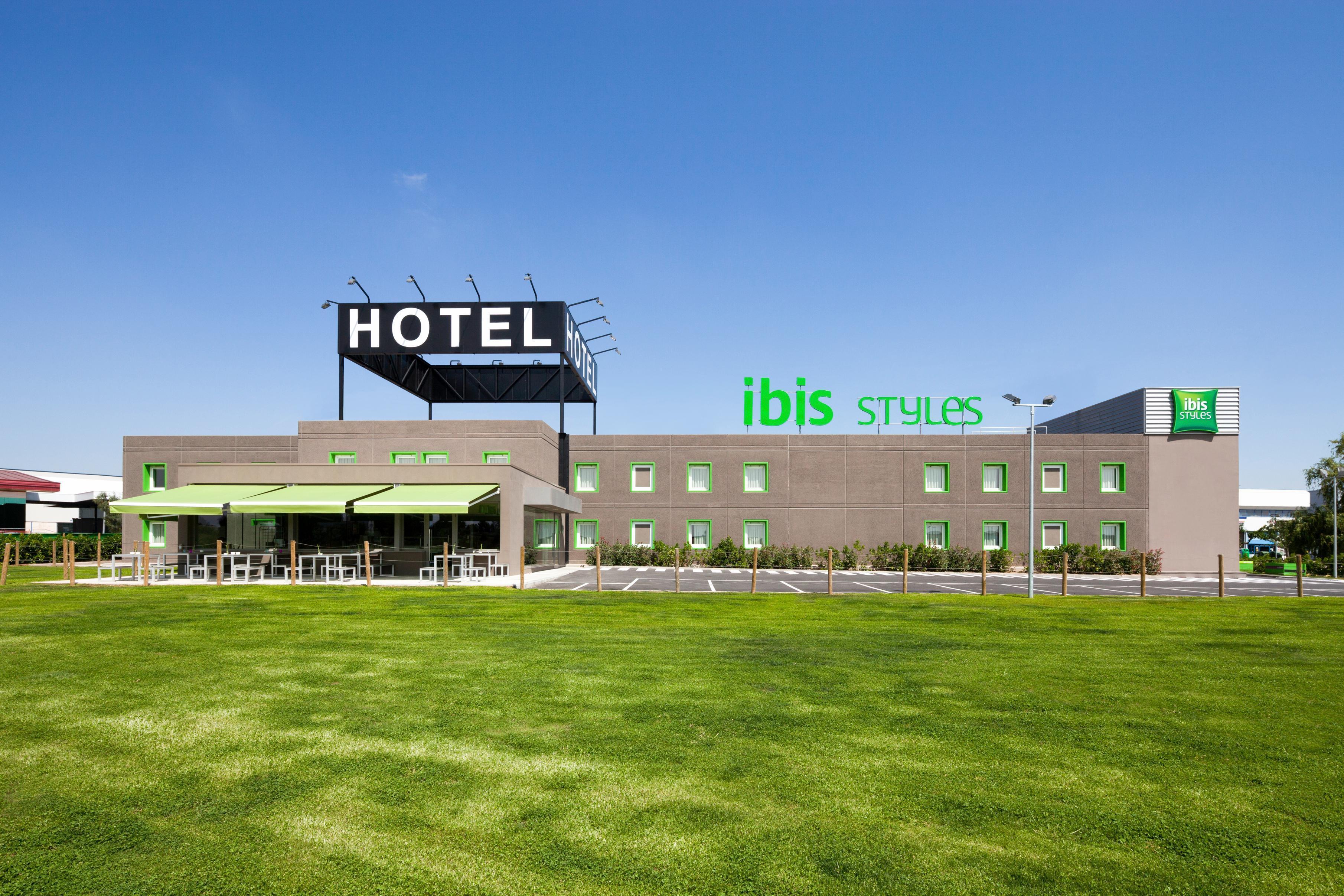 Hotel Ibis Styles Lleida Torrefarrera Exteriér fotografie